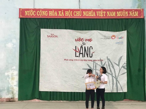Học bổng của Bia Saigon đến với các em học sinh nghèo miền Trung - Ảnh 2. Học bổng của Bia Saigon đến với các em học sinh nghèo miền Trung - Ảnh 2.