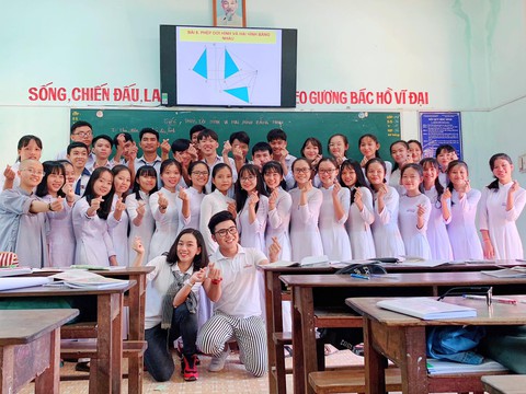 Học bổng của Bia Saigon đến với các em học sinh nghèo miền Trung - Ảnh 3. Học bổng của Bia Saigon đến với các em học sinh nghèo miền Trung - Ảnh 3.