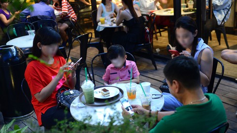 Vẽ đường cho học sinh xài smartphone, iPad nổi không, hay cứ cấm? - Ảnh 3. Vẽ đường cho học sinh xài smartphone, iPad nổi không, hay cứ cấm? - Ảnh 3.