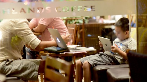 Vẽ đường cho học sinh xài smartphone, iPad nổi không, hay cứ cấm? - Ảnh 1. Vẽ đường cho học sinh xài smartphone, iPad nổi không, hay cứ cấm? - Ảnh 1.
