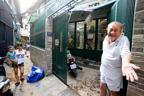 Hàng trăm triệu đồng một mét vuông đất, vẫn hiến tặng mở hẻm - Ảnh 7. Hàng trăm triệu đồng một mét vuông đất, vẫn hiến tặng mở hẻm - Ảnh 7.