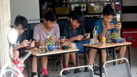 Vẽ đường cho học sinh xài smartphone, iPad nổi không, hay cứ cấm? - Ảnh 2. Vẽ đường cho học sinh xài smartphone, iPad nổi không, hay cứ cấm? - Ảnh 2.