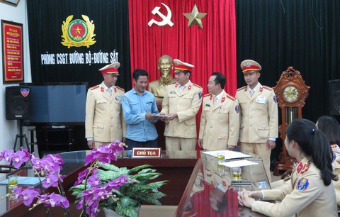 Cảnh sát giao thông Thanh Hóa trả lại 30 triệu cho người đánh rơi - Ảnh 1. Cảnh sát giao thông Thanh Hóa trả lại 30 triệu cho người đánh rơi - Ảnh 1.
