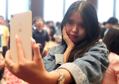 Cứ 3 người Việt xài smartphone, có 2 người để chụp ‘tự sướng’ - Ảnh 1.