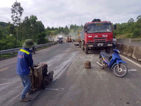 Yêu cầu khẩn trương sửa chữa quốc lộ 1 ở Phú Yên hỏng nặng - Ảnh 2. Yêu cầu khẩn trương sửa chữa quốc lộ 1 ở Phú Yên hỏng nặng - Ảnh 2.