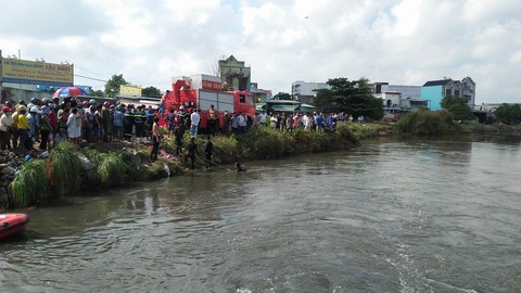 Lãnh đạo TP.HCM thăm gia đình sinh viên bị nước cuốn trong bão - Ảnh 1. Lãnh đạo TP.HCM thăm gia đình sinh viên bị nước cuốn trong bão - Ảnh 1.