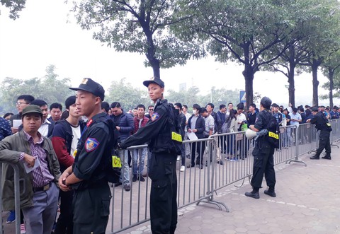 VFF trả vé cho người mua online, thị trường chợ đen dậy sóng - Ảnh 1. VFF trả vé cho người mua online, thị trường chợ đen dậy sóng - Ảnh 1.
