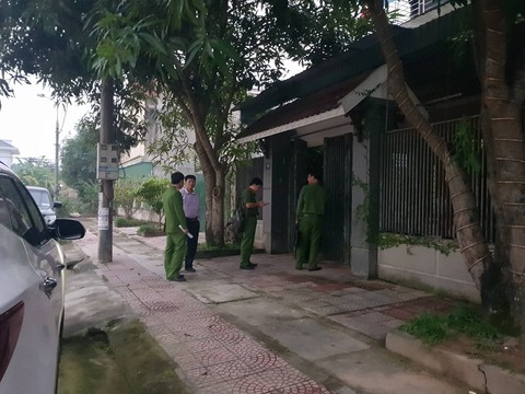 Khám xét nhà cựu giám đốc Ngân hàng BIDV chi nhánh Hà Tĩnh - Ảnh 2. Khám xét nhà cựu giám đốc Ngân hàng BIDV chi nhánh Hà Tĩnh - Ảnh 2.