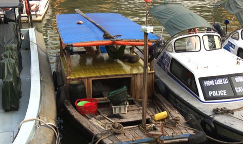 Quảng Ninh khổ sở dẹp nạn thuyền mủng bán hàng rong trên vịnh Hạ Long - Ảnh 1. Quảng Ninh khổ sở dẹp nạn thuyền mủng bán hàng rong trên vịnh Hạ Long - Ảnh 1.