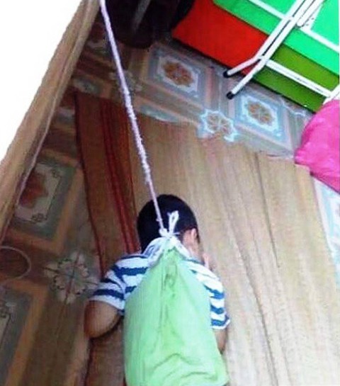 Xác minh cháu bé 4 tuổi bị buộc dây vào khung cửa tại trường - Ảnh 1. Xác minh cháu bé 4 tuổi bị buộc dây vào khung cửa tại trường - Ảnh 1.