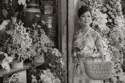 Võ Việt Chung và Nguyễn Cao Kỳ Duyên kể Ký ức Sài Gòn với áo dài xưa - Ảnh 6. Võ Việt Chung và Nguyễn Cao Kỳ Duyên kể Ký ức Sài Gòn với áo dài xưa - Ảnh 6.