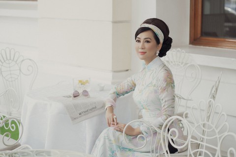 Võ Việt Chung và Nguyễn Cao Kỳ Duyên kể Ký ức Sài Gòn với áo dài xưa - Ảnh 9. Võ Việt Chung và Nguyễn Cao Kỳ Duyên kể Ký ức Sài Gòn với áo dài xưa - Ảnh 9.