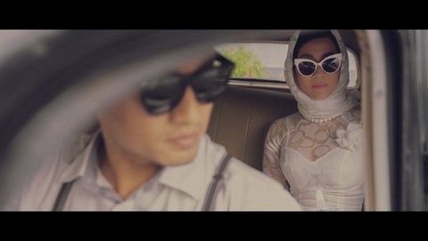 Võ Việt Chung và Nguyễn Cao Kỳ Duyên kể Ký ức Sài Gòn với áo dài xưa - Ảnh 8. Võ Việt Chung và Nguyễn Cao Kỳ Duyên kể Ký ức Sài Gòn với áo dài xưa - Ảnh 8.