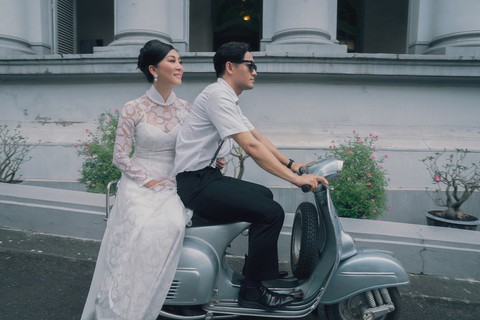 Võ Việt Chung và Nguyễn Cao Kỳ Duyên kể Ký ức Sài Gòn với áo dài xưa - Ảnh 2. Võ Việt Chung và Nguyễn Cao Kỳ Duyên kể Ký ức Sài Gòn với áo dài xưa - Ảnh 2.