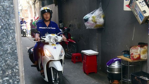Xe máy cấp cứu vô hẻm - Ảnh 1. Xe máy cấp cứu vô hẻm - Ảnh 1.