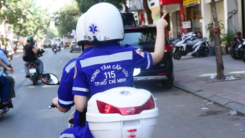 Xe máy cấp cứu vô hẻm - Ảnh 3. Xe máy cấp cứu vô hẻm - Ảnh 3.