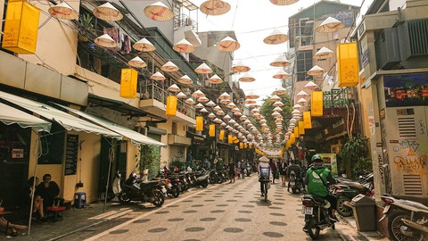 Giới trẻ thích thú với phố nón Đào Duy Từ - Ảnh 1. Giới trẻ thích thú với phố nón Đào Duy Từ - Ảnh 1.