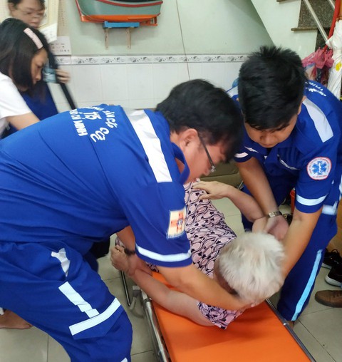 Xe máy cấp cứu vô hẻm - Ảnh 4. Xe máy cấp cứu vô hẻm - Ảnh 4.