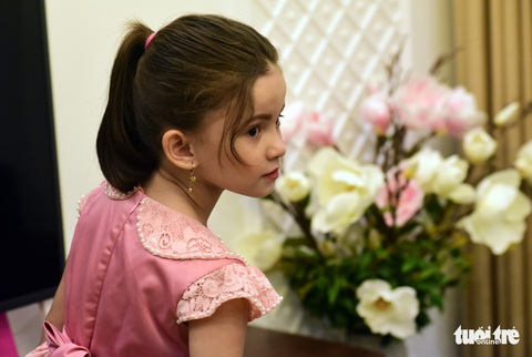 Em bé làm phiên dịch cho mẹ mới học tiếng Việt 4 tháng - Ảnh 1. Em bé làm phiên dịch cho mẹ mới học tiếng Việt 4 tháng - Ảnh 1.