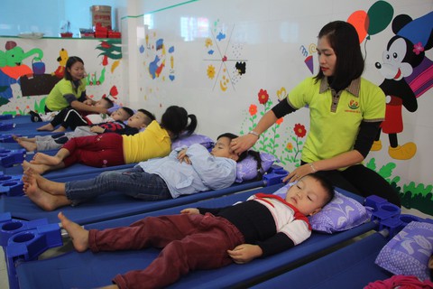 Vụ cô giáo đồng loạt quỳ: Mong được mở lại trường lớp - Ảnh 1. Vụ cô giáo đồng loạt quỳ: Mong được mở lại trường lớp - Ảnh 1.