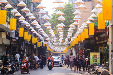 Giới trẻ thích thú với phố nón Đào Duy Từ - Ảnh 9. Giới trẻ thích thú với phố nón Đào Duy Từ - Ảnh 9.