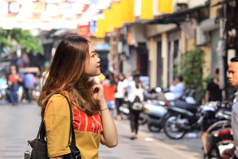 Giới trẻ thích thú với phố nón Đào Duy Từ - Ảnh 6. Giới trẻ thích thú với phố nón Đào Duy Từ - Ảnh 6.