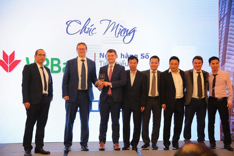 VPBank nhận danh hiệu “Ngân hàng số tiêu biểu 2018” - Ảnh 1. VPBank nhận danh hiệu “Ngân hàng số tiêu biểu 2018” - Ảnh 1.
