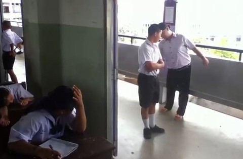 Nước ngoài có đánh đòn, tát tai học sinh? - Ảnh 1. Nước ngoài có đánh đòn, tát tai học sinh? - Ảnh 1.
