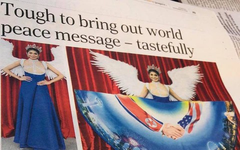 Người đẹp Singapore diện ‘quốc phục Trump - Kim’dự Miss Universe 2018 - Ảnh 1. Người đẹp Singapore diện ‘quốc phục Trump - Kim’dự Miss Universe 2018 - Ảnh 1.