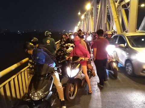 Xe lao xuống sông Hồng: trong xe có hai thi thể - Ảnh 10. Xe lao xuống sông Hồng: trong xe có hai thi thể - Ảnh 10.