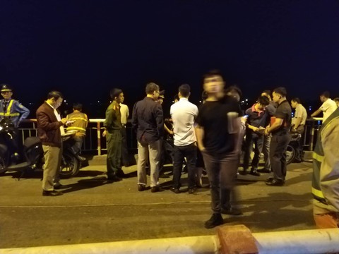 Xe lao xuống sông Hồng: trong xe có hai thi thể - Ảnh 13. Xe lao xuống sông Hồng: trong xe có hai thi thể - Ảnh 13.