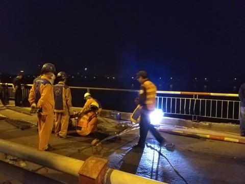Xe lao xuống sông Hồng: trong xe có hai thi thể - Ảnh 15. Xe lao xuống sông Hồng: trong xe có hai thi thể - Ảnh 15.