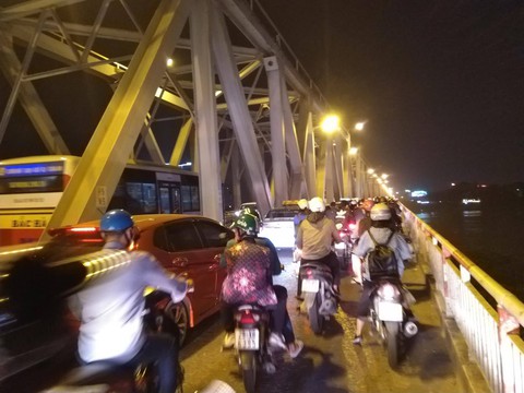 Xe lao xuống sông Hồng: trong xe có hai thi thể - Ảnh 5. Xe lao xuống sông Hồng: trong xe có hai thi thể - Ảnh 5.