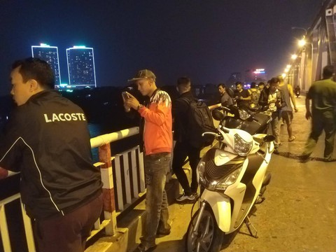Xe lao xuống sông Hồng: trong xe có hai thi thể - Ảnh 7. Xe lao xuống sông Hồng: trong xe có hai thi thể - Ảnh 7.