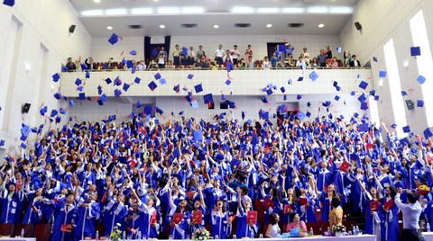 Hiệu trưởng bị bãi nhiệm, sinh viên HUFLIT chậm nhận bằng - Ảnh 1. Hiệu trưởng bị bãi nhiệm, sinh viên HUFLIT chậm nhận bằng - Ảnh 1.
