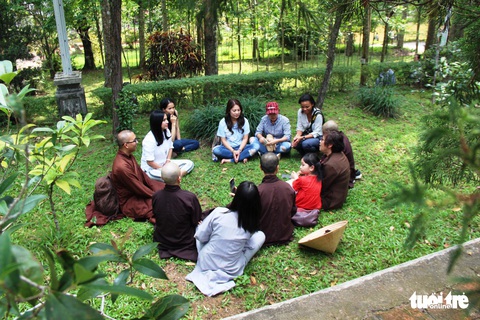 Người dân đến chùa Từ Hiếu chờ gặp thiền sư Thích Nhất Hạnh - Ảnh 10.