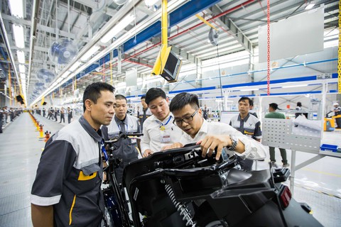 VinFast ra mắt mẫu xe máy điện thông minh - Ảnh 9. VinFast ra mắt mẫu xe máy điện thông minh - Ảnh 9.