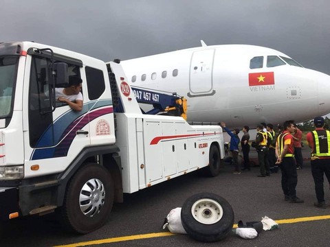 Tìm thấy vành lốp thứ hai của máy bay gặp sự cố - Ảnh 1. Tìm thấy vành lốp thứ hai của máy bay gặp sự cố - Ảnh 1.