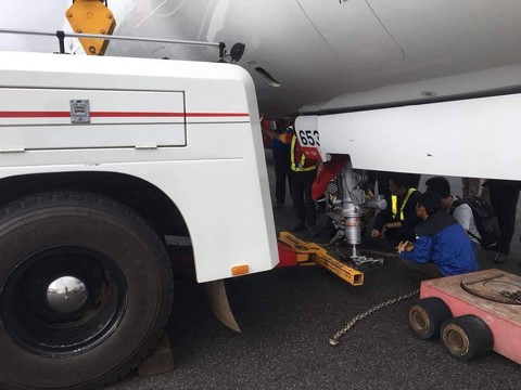 Tìm thấy vành lốp thứ hai của máy bay gặp sự cố - Ảnh 4. Tìm thấy vành lốp thứ hai của máy bay gặp sự cố - Ảnh 4.