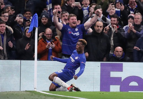 Đè bẹp đối thủ, Chelsea và Arsenal thẳng tiến với ngôi đầu bảng - Ảnh 1. Đè bẹp đối thủ, Chelsea và Arsenal thẳng tiến với ngôi đầu bảng - Ảnh 1.