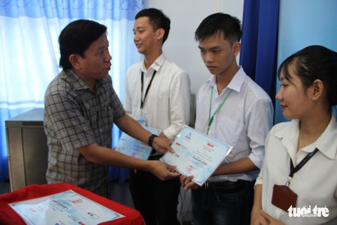 Báo Tuổi Trẻ trao 59 suất học bổng cho thiên thần áo trắng miền Tây - Ảnh 5. Báo Tuổi Trẻ trao 59 suất học bổng cho thiên thần áo trắng miền Tây - Ảnh 5.