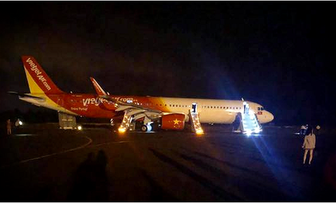 Phó thủ tướng yêu cầu làm rõ việc máy bay Vietjet hạ cánh mất bánh trước - Ảnh 1. Phó thủ tướng yêu cầu làm rõ việc máy bay Vietjet hạ cánh mất bánh trước - Ảnh 1.