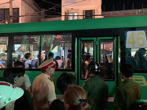 Đình chỉ phụ xe buýt dùng hung khí truy đuổi người đi đường - Ảnh 1. Đình chỉ phụ xe buýt dùng hung khí truy đuổi người đi đường - Ảnh 1.
