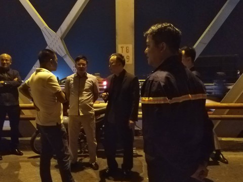 Xe lao xuống sông Hồng: trong xe có hai thi thể - Ảnh 18. Xe lao xuống sông Hồng: trong xe có hai thi thể - Ảnh 18.