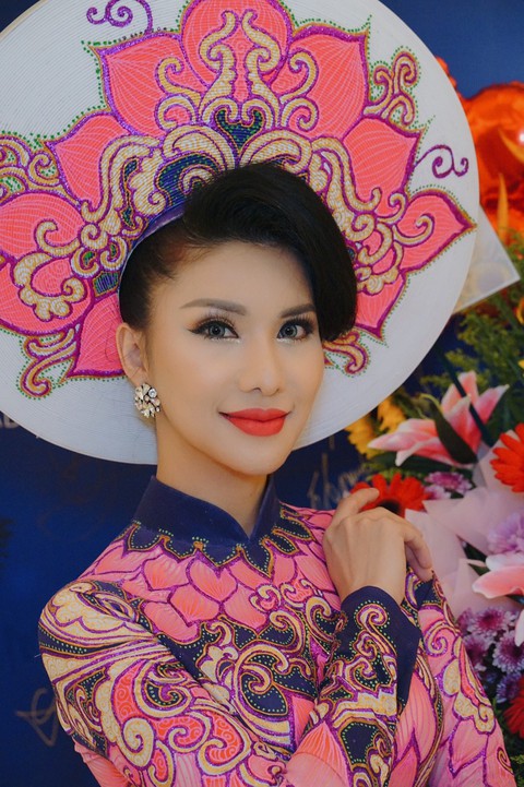 Tiếp viên Vietnam Airlines đăng quang Hoa hậu Quý bà quốc tế 2018 - Ảnh 3. Tiếp viên Vietnam Airlines đăng quang Hoa hậu Quý bà quốc tế 2018 - Ảnh 3.