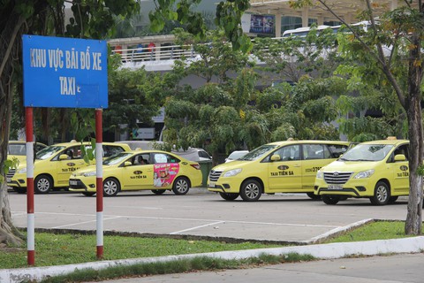 Taxi tại sân bay Đà Nẵng bỏ chuyến để phản đối Grab - Ảnh 2. Taxi tại sân bay Đà Nẵng bỏ chuyến để phản đối Grab - Ảnh 2.