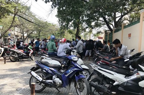Hơn 100 người đến Công an quận 8 tố công ty dạy lái xe ‘dỏm’ - Ảnh 1. Hơn 100 người đến Công an quận 8 tố công ty dạy lái xe ‘dỏm’ - Ảnh 1.