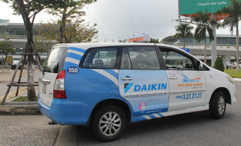 Taxi tại sân bay Đà Nẵng bỏ chuyến để phản đối Grab - Ảnh 1. Taxi tại sân bay Đà Nẵng bỏ chuyến để phản đối Grab - Ảnh 1.