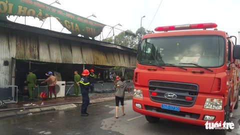Nhà hàng gà bốc cháy ngùn ngụt tại Hải Dương - Ảnh 2. Nhà hàng gà bốc cháy ngùn ngụt tại Hải Dương - Ảnh 2.