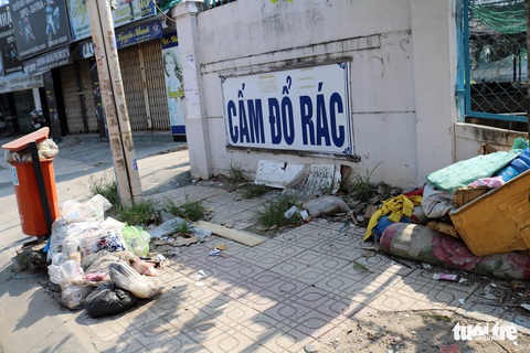 Rác, rác và rác tràn lan đường phố Sài Gòn - Ảnh 19. Rác, rác và rác tràn lan đường phố Sài Gòn - Ảnh 19.